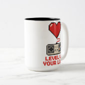 Level Up Your Love, Retro Pixel Gaming Design Tweekleurige Koffiemok (Voorkant rechts)