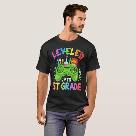 Leveled Up To 1st Grade Gamer Back To School Stude T-shirt (Voorkant volledig)