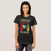 Leveled Up To 4th Grade Gamer Back To School First T-shirt (Voorkant volledig)