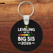 Leveling Up To Big Sis Est 2026 New Big Sister 202 Sleutelhanger (Voorkant)