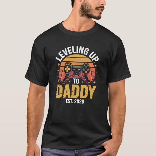 Leveling Up to Daddy Est 2026 Gamer Dad funny T-shirt (Voorkant)