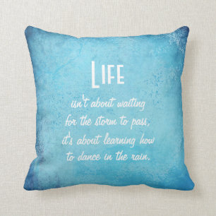 Leven en dans in het Rain Quote Sierkussen