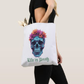 Leven in de dood, bloeien in het blauw tote bag (Dichtbij)
