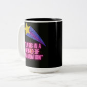 LEVEN IN EEN WERELD VAN VERBEELDING TWEEKLEURIGE KOFFIEMOK (Voorkant links)