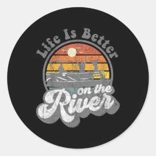 Leven is beter bij de rivier Funny Pontoonboot Boa Ronde Sticker