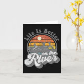 Leven Is Beter Bij De Rivier Grappige Pontoonboot Kaart (Gele Bloem)