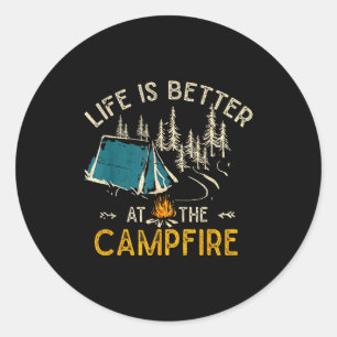Leven is beter bij het kampvuur Funny Camper Kampe Ronde Sticker