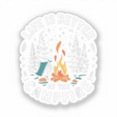 Leven is beter bij het kampvuur Grappig kamperen Sticker (Voorkant)