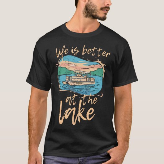 Leven Is Beter Bij Het Meer Grappige Pontonboot Ka T-shirt (Voorkant)