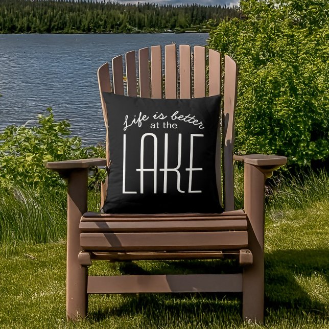 Leven is beter bij het meer Quote Zwart Wit Chic Buitenkussen (Creator heeft geüpload)