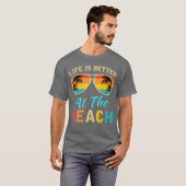 Leven is beter bij het strand Retro palmbomen zome T-shirt (Voorkant volledig)