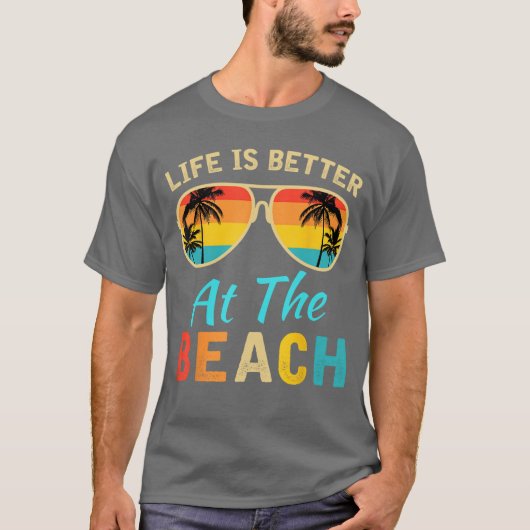 Leven is beter bij het strand Retro palmbomen zome T-shirt (Voorkant)