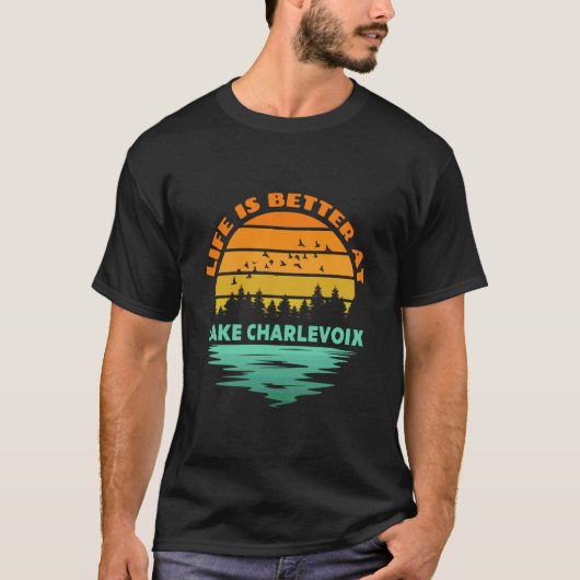 Leven is beter bij Lake Charlevoix Sunset Outdoor T-shirt (Voorkant)
