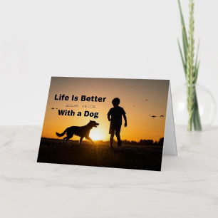 Leven is beter met een hond, jonge jongen, zonsond folie wenskaart