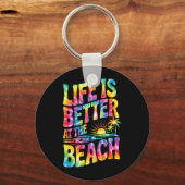 Leven is beter op het strand Retro Tie Dye Zonsond Sleutelhanger (Voorkant)