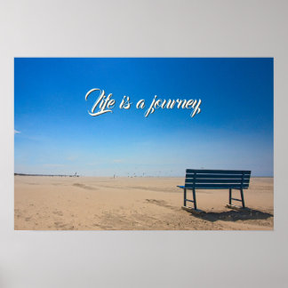 Leven is een reis blauwe lucht zandstrand met bank poster