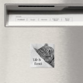 Leven is verveling, gestreepte kat ligt neer magneet (Insitu (Vaatwasser))