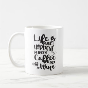 Leven is wat er gebeurt tussen koffie en wijn koffiemok