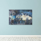 Leven onder water: Een Hawksbill Zee Turtle 2 Canvas Afdruk (Insitu (Houten vloer))