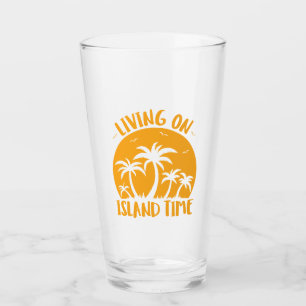 Leven op eilandtijdenpalmen en zonneschijn glas