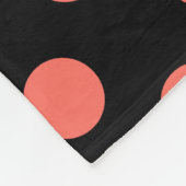 Leven van koraalpolka-stippen op zwart fleece deken (Hoek)