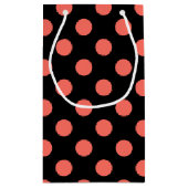 Leven van koraalpolka-stippen op zwart klein cadeauzakje (Achterkant)