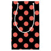 Leven van koraalpolka-stippen op zwart klein cadeauzakje (Voorkant)