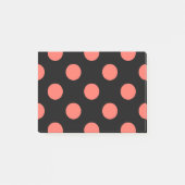 Leven van koraalpolka-stippen op zwart post-it® notes (Voorkant)