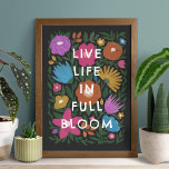 Levend leven in Full Bloom Bold Floral Art Print<br><div class="desc">Deze prachtige, kleurrijke kunstafdruk is voorzien van een handgetekend bloemontwerp in magenta / fuchsia roze, oranje, goudgeel, paars, blauw en groen boven een aangepaste kleur achtergrond (zwart weergegeven). De kunststijl is bijna chalk-achtig/pastels. In de moderne tekst staat: "Leef het leven in volle bloei" in het wit - een geweldig cadeau!...</div>