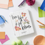 Levend leven in volledig Motivatie prijsopgave iPad Cover<br><div class="desc">Een verheugende boodschap met dit moderne ontwerp met simplistische bladeren en bloemen in een mix van  pastelkleuren en elegante zwarte typografie Live Life In Full Bloom op een witte achtergrond die kan worden veranderd als je dat wilt. Eenvoudig te personaliseren met jouw naam.</div>