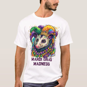 Levend Mardi Gras opossum in narrenmasker en krale T-shirt
