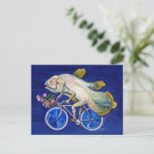 Levende fossiele Coelacanth op een fiets met blauw Briefkaart (Staand voorkant)