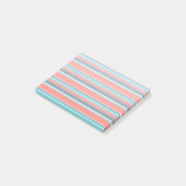 Levende koraal-, blauwe en grijze strepen post-it® notes (Schuin)
