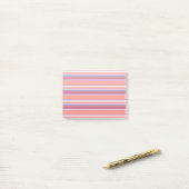 Levende koraal-, rode en violetstrepen post-it® notes (Op bureau)