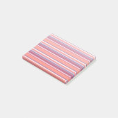 Levende koraal-, rode en violetstrepen post-it® notes (Schuin)