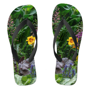Levendig Bloemenpatroon Voor Een Zomer Tuin Achter Teenslippers