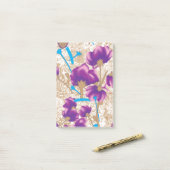 Levendig bloemmotief met paarse en blauwe f post-it® notes (Op bureau)