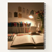 Levendig creatief ontwerp van werkruimte notitieboek (Achterkant)