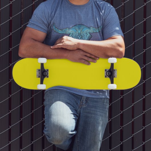 levendig geel skateboard heeft een strakke (Buiten 3)