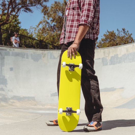 levendig geel skateboard heeft een strakke (Buiten 2)