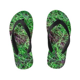 Levendig groen bos mos fijne takjes textuur foto kinder teenslippers