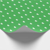 Levendig groen en wit hartpatroon cadeaupapier (Hoek)