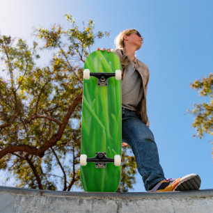 Levendig groen vers tarwegras persoonlijk skateboard