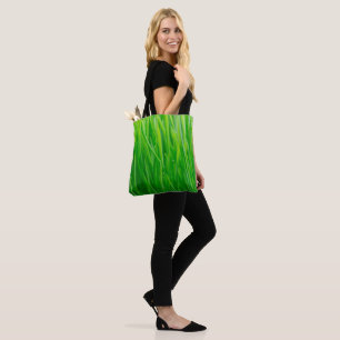 Levendig groen vers tarwegras tote bag
