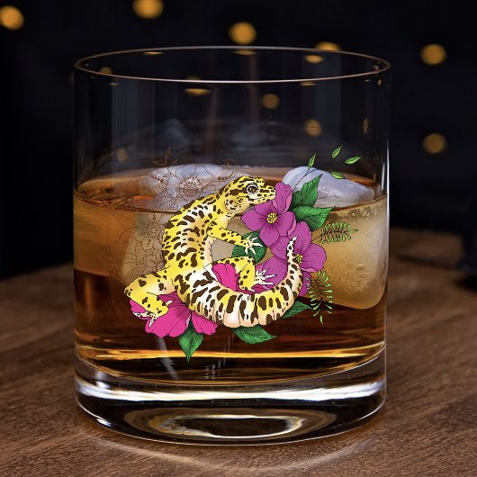 Levendig groene speelse luipaardgekko bloemstuk whisky glas