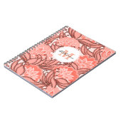 Levendig koraal bloempatroon monogram notitieboek (Linkerzijde)