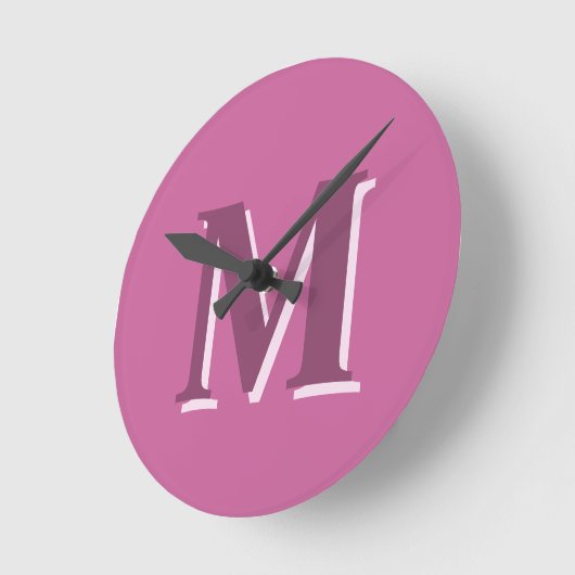 Levendig massief roze monogram, ronde klok (Hoek)
