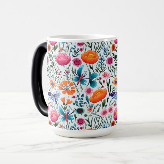 Levendig naadloos bloemontwerp met verse bloemen magische mok (Voorkant links)