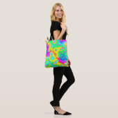 Levendig neon blaze patroon tote bag (Op model)