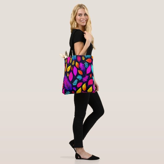 Levendig neonblad: boeiend bladpatroon tote bag (Op model)